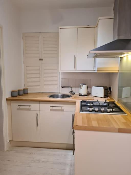 Riverside Apartment Бат Екстериор снимка